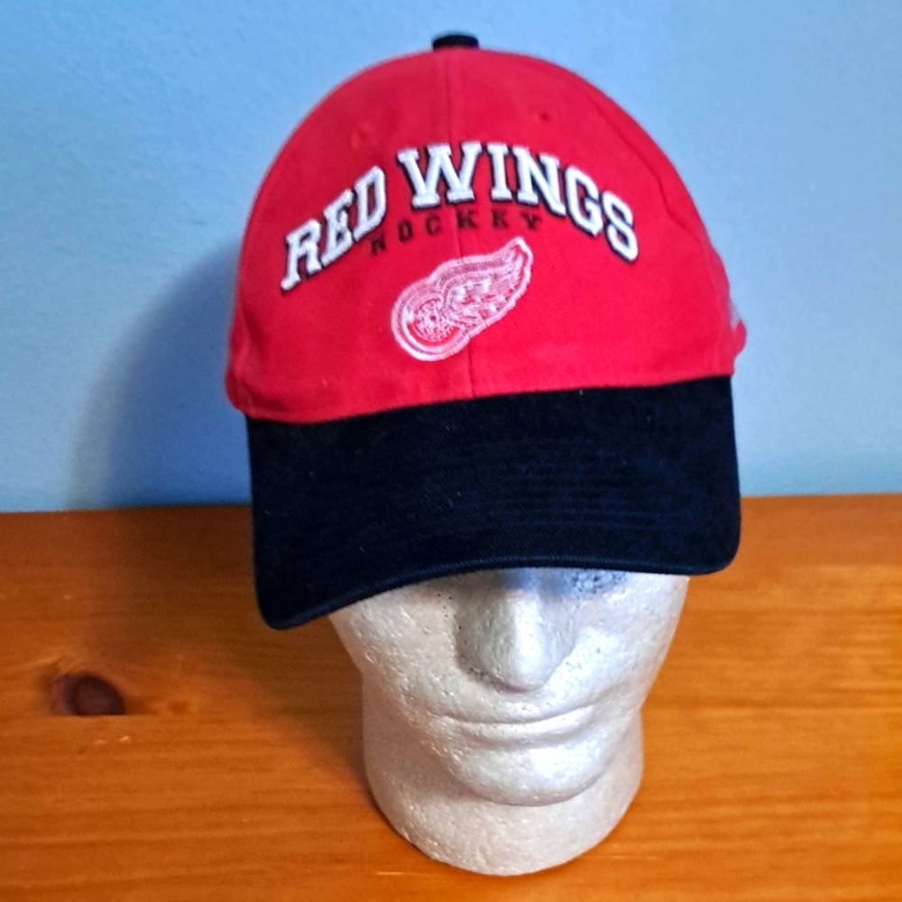 Vintage Red Wings NHL hat embroidered adjustable hockey cap